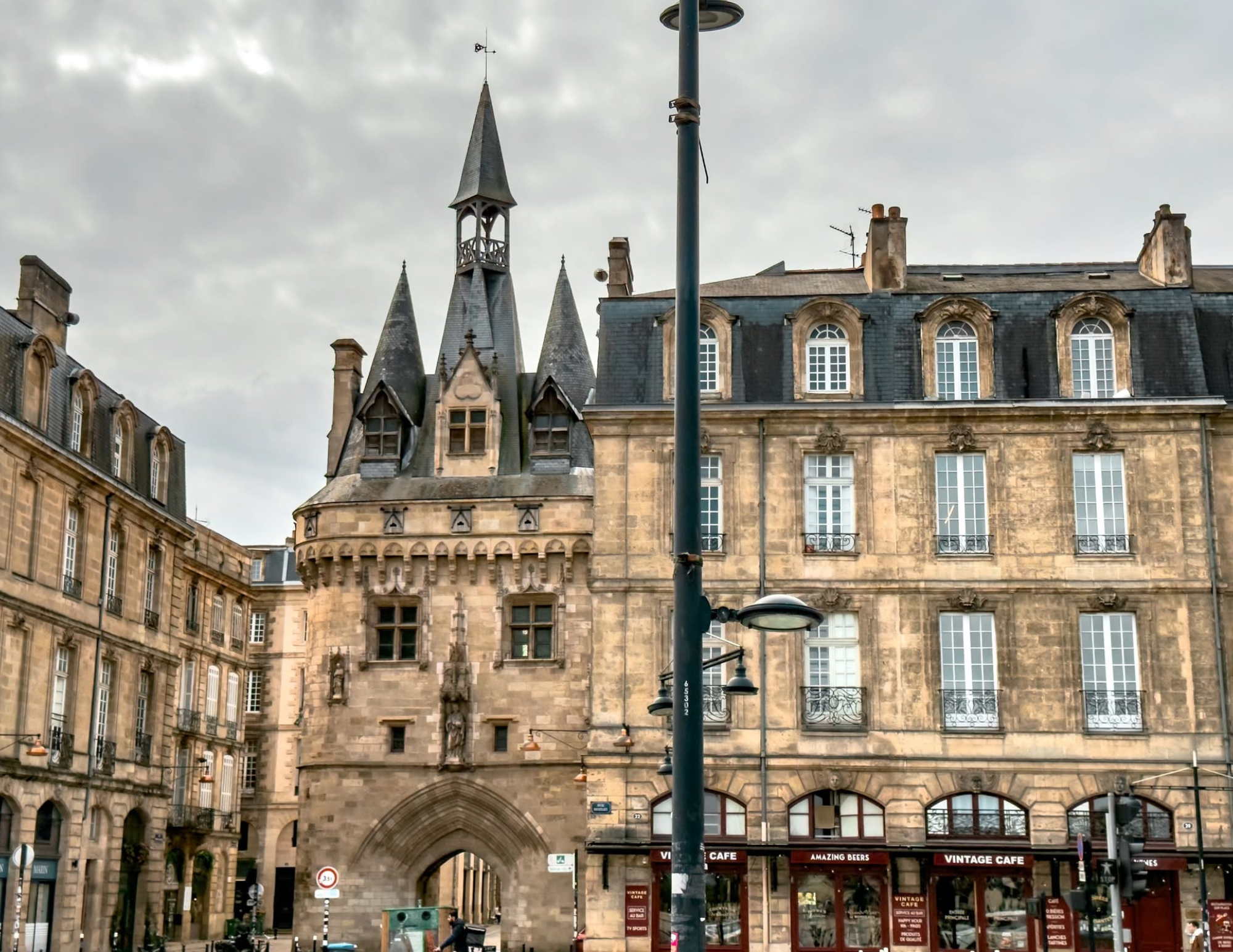 Bordeaux Travel Guide (9).png